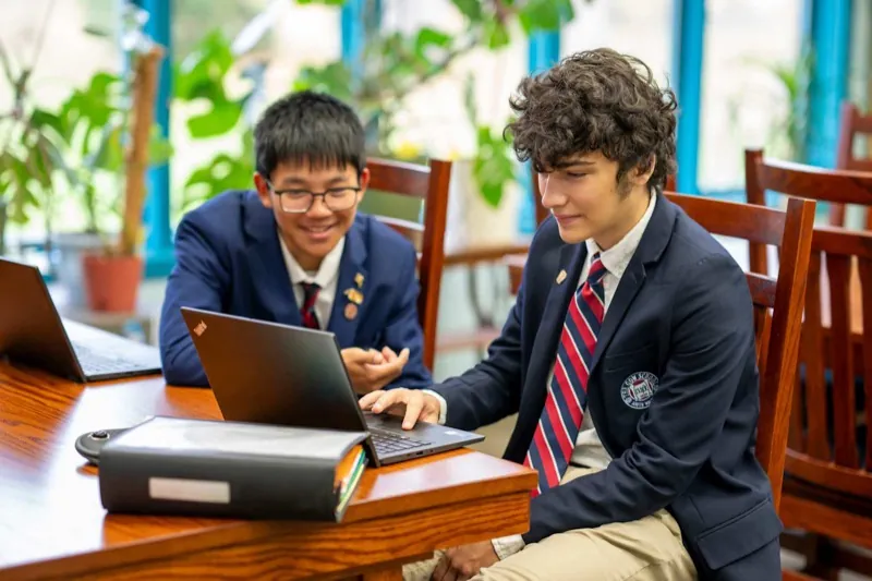 A parent and student together on campus